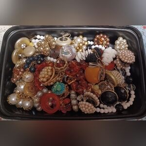 An Elegant Vintage Antique Assorted Jewelry Sets And Singles